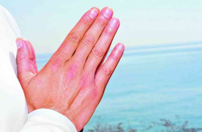 Rashtriya Mashal | घर आने वालों का हाथ जोड़कर करें अभिवादन