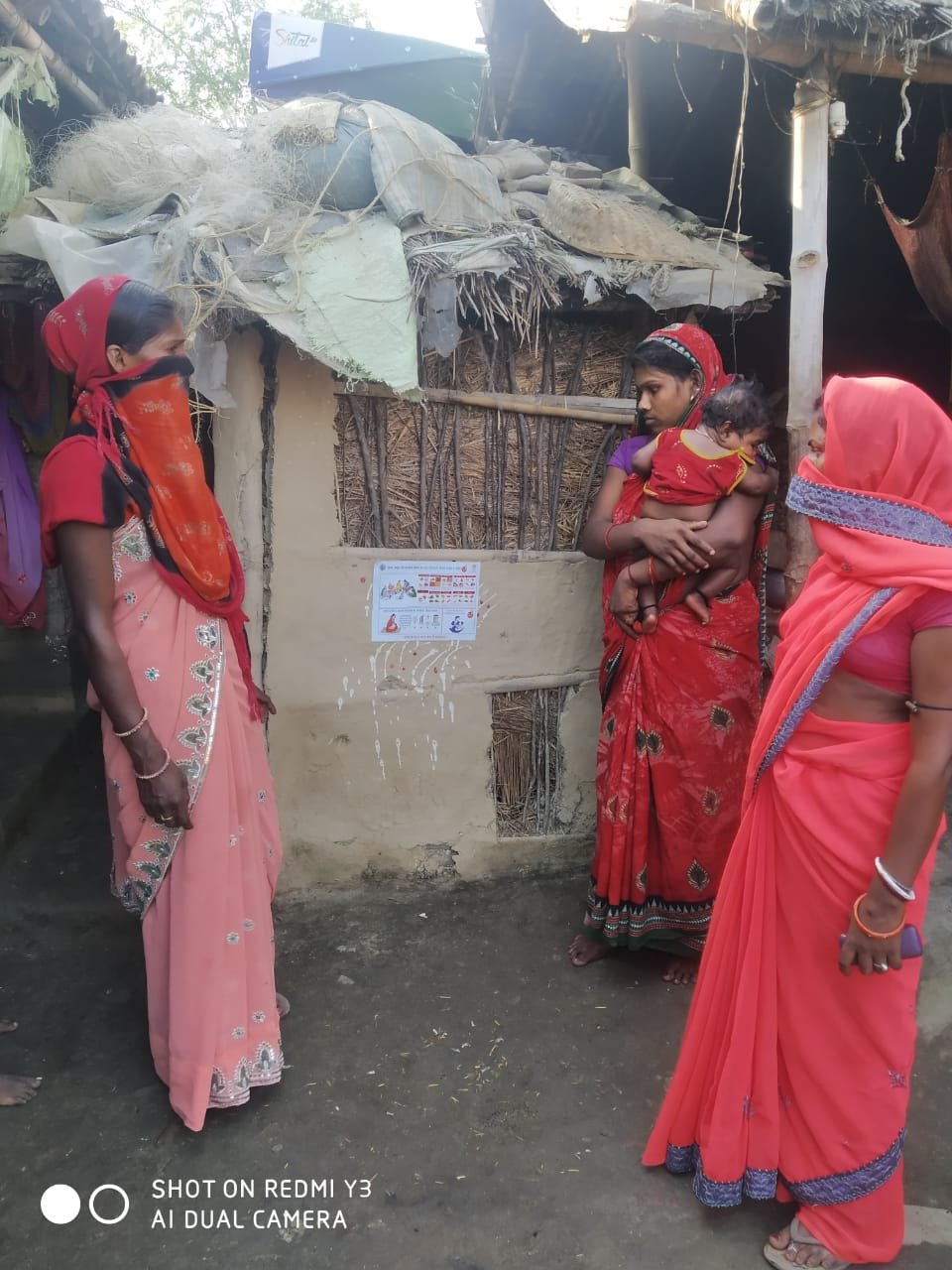 Rashtriya Mashal | जीविका दीदी घर पर पोस्टर चिपकाकर पोषण के प्रति कर रही...