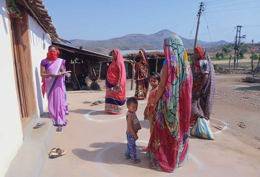 Rashtriya Mashal | आंगनबाड़ी सेविका द्वारा घर घर जाकर दूध का किया जा रहा...